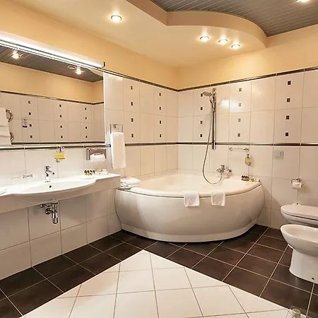 Hotel Islande With Free Parking 4*