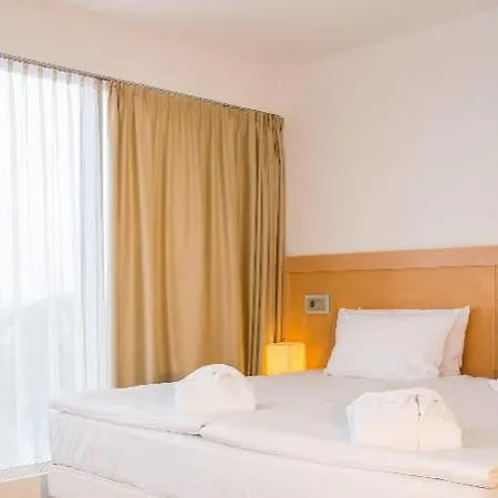 Hotel Islande With Free Parking 4*