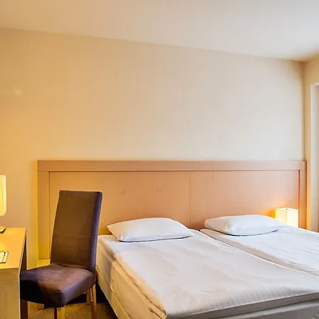 Hotel Islande With Free Parking